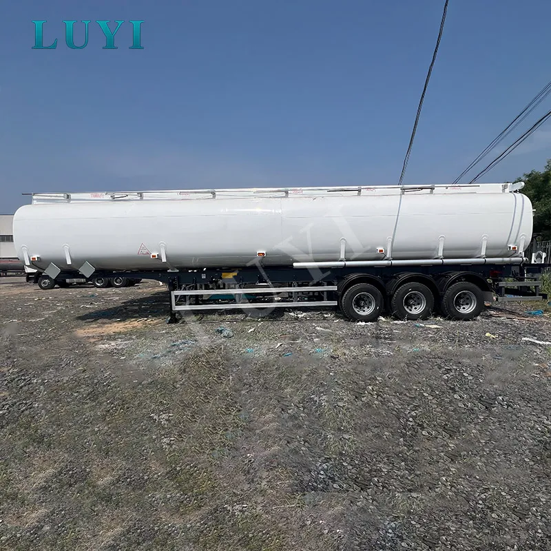 Three-axle 4500 liters oil tanker
