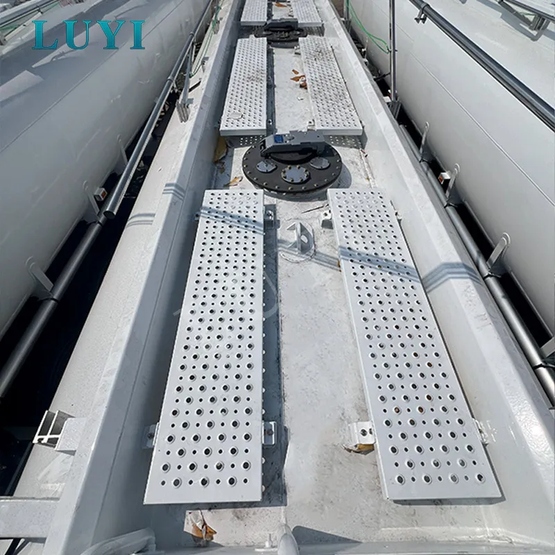 Three-axle 4500 liters oil tanker