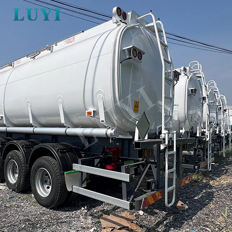 Three-axle 4500 liters oil tanker