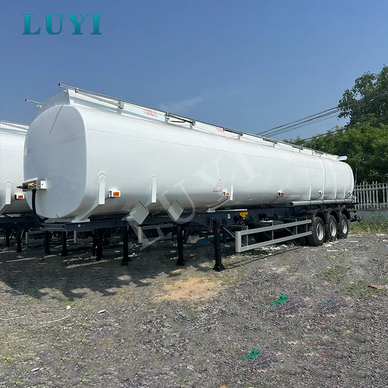 Three-axle 4500 liters oil tanker