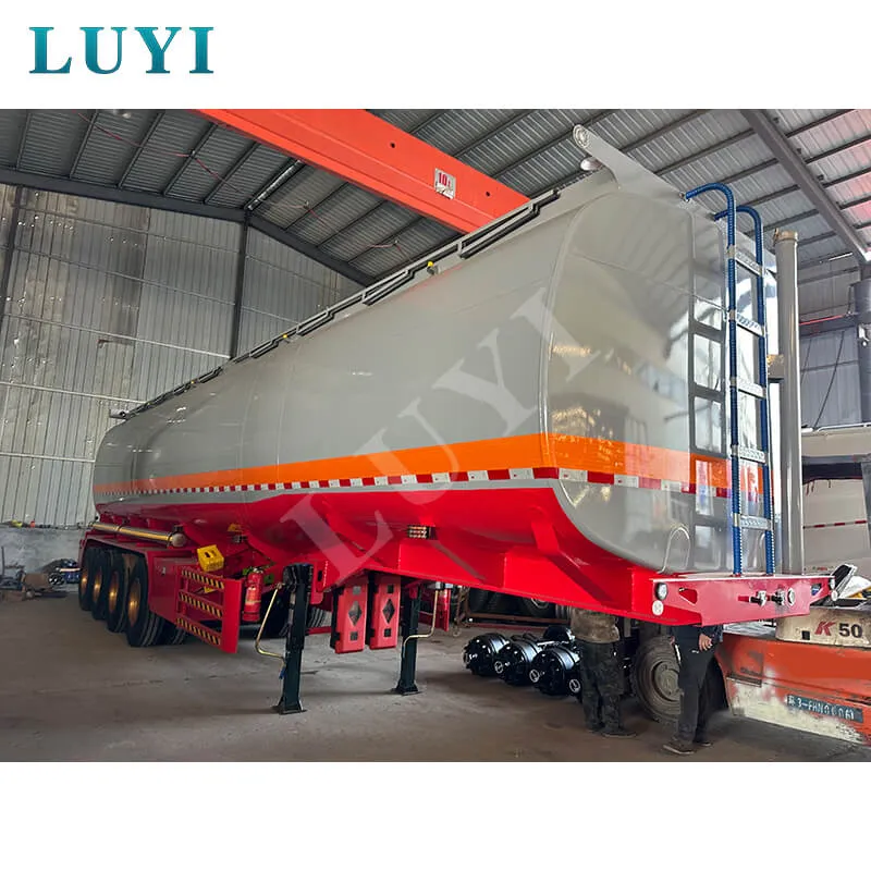 4-axle fuel tanker truck