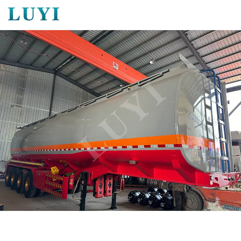 4-axle fuel tanker truck