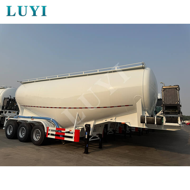 The 3‑axle cement bulk tanker is specially designed for pneumatic transportation of dry powdery bulk materials.